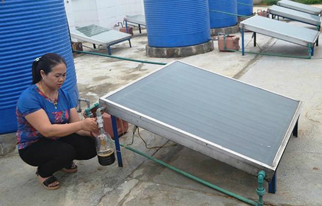 Sản xuất nước mắm bằng công nghệ năng lượng mặt trời ở HTX Phú Khương.