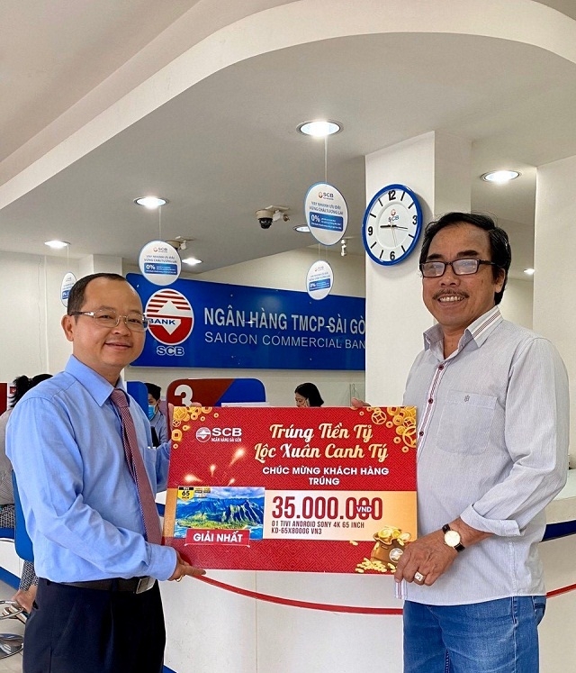 Khách hàng Nguyễn Văn Thông nhận giải thưởng