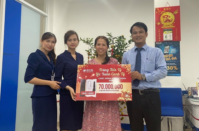 Khách hàng Thu Trà nhận giải thưởng