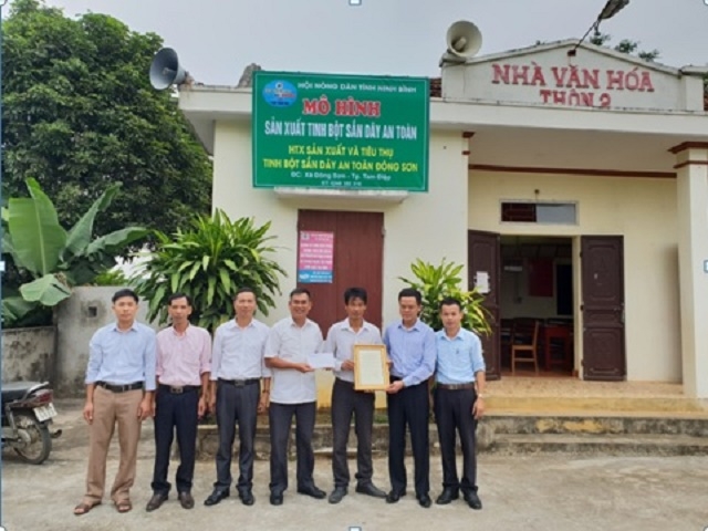 Trao giấy chứng nhận cơ sở đủ điều kiện an toàn thực phẩm cho HTX