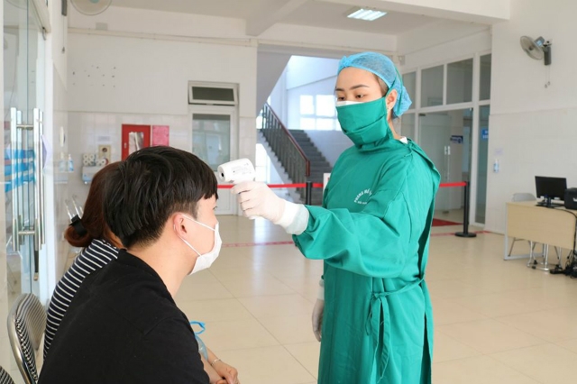 Thực hiện kiểm tra sức khỏe kỹ lưỡng trước khi vào khu cách ly