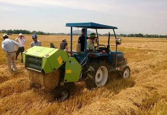 Sử dụng máy cuốn rơm để thu gom rơm phục vụ sản xuất nông nghiệp giúp bảo vệ môi trường và hạn chế phát thải khí nhà kính