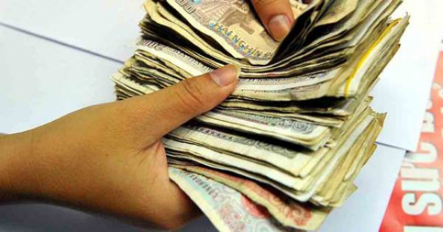 Tiền mặt được xem là vật trung chuyển các loại dịch bệnh dễ dàng nhất. Ảnh minh hoạ: Internet