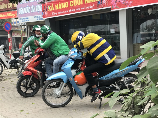 Các tài xế xe ôm công nghệ ế khách mùa dịch