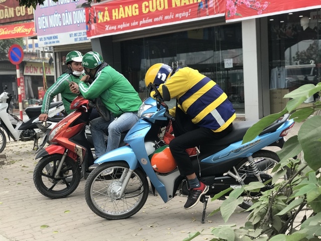 Các tài xế xe ôm công nghệ ế khách mùa dịch