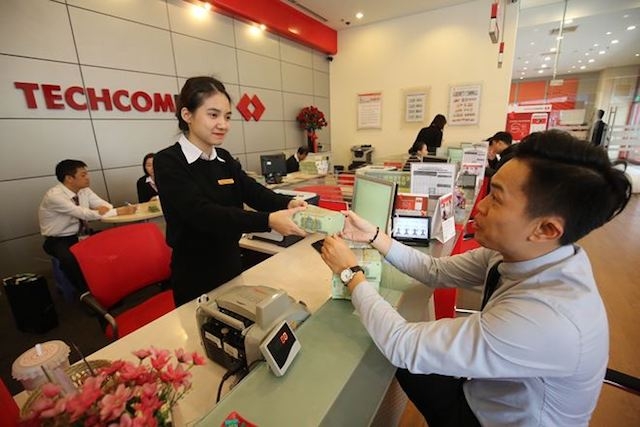 Các hoạt động dịch vụ được các ngân hàng tiếp tục đẩy mạnh như bancassurance, giao dịch, bảo lãnh, dịch vụ trái phiếu, môi giới..