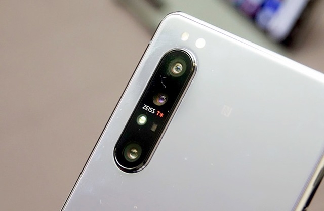 Nokia không còn là công ty duy nhất sử dụng ống kính Zeiss, bởi Sony cũng vừa đưa loại ống kính này lên smartphone mới nhất của mình.(Ảnh Internet)