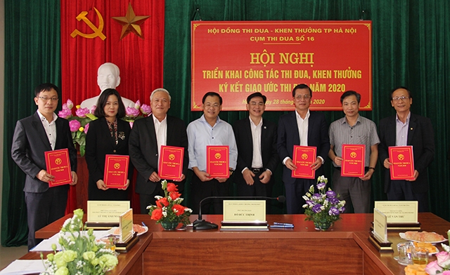 Các đơn vị ký kết và trao giao ước thi đua