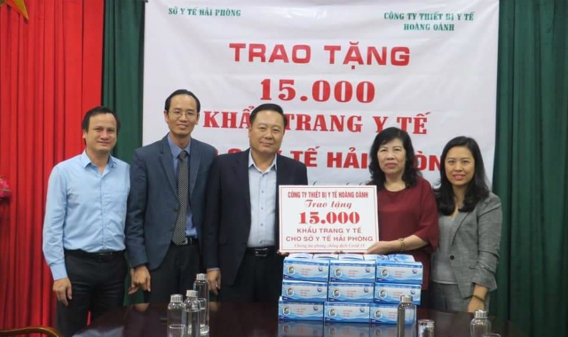 Lãnh đạo Sở Y tế Hải Phòng nhận hỗ trợ từ các đơn vị