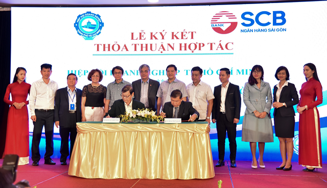 Ông Bùi Anh Dũng - Phó Tổng Giám đốc SCB (bên phải) và ông Nguyễn Phước Hưng - Phó Chủ tịch HUBA thực hiện nghi lễ ký kết Thoả thuận hợp tác