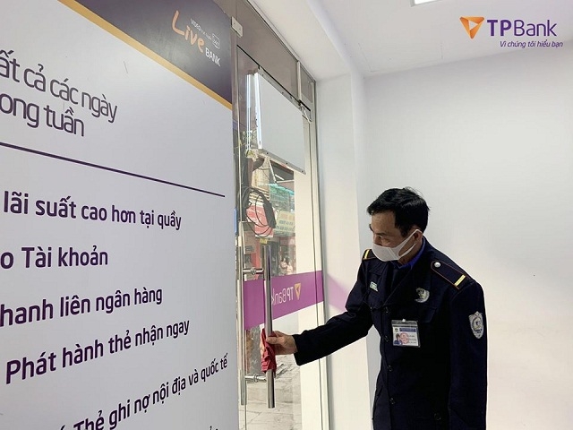 Vệ sinh tay nắm cửa