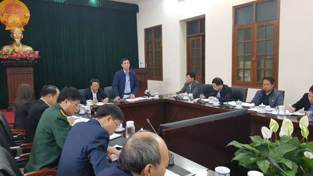 Ông Lê Văn Thành và ông Nguyễn Văn Tùng (đứng ) chỉ đạo cuộc họp khẩn