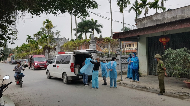 Mặc dù ông NKT và lái xe S có kết quả xét nghiệm âm tính với Covid-19, nhưng công tác phun thuốc khử trùng khử độc và đưa 14 người vào khu vực cách ly tập trung vẫn được diễn ra.