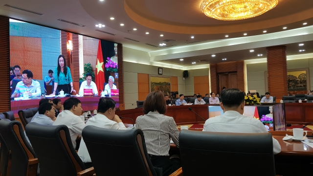 Giám đốc Sở Y tế Hải Phòng ( áo xanh) thông báo trên họp trực tuyến