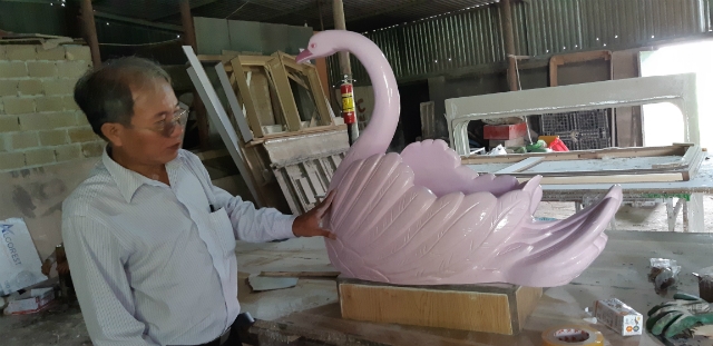 Ông Thoa bên sản phẩm con giống do thành viên HTX tự sản xuất