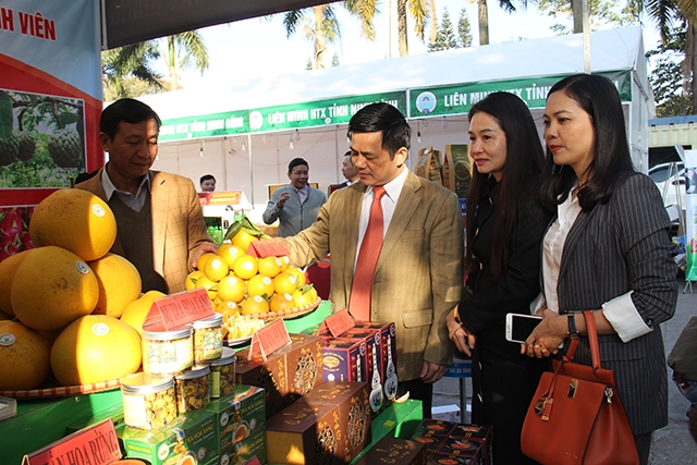 Phó Chủ tịch Liên minh HTX Việt Nam Nguyễn Văn Thịnh thăm gian hàng trưng bày, giới thiệu nông sản tại Thái Nguyên