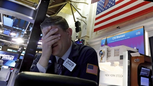 Chứng khoán Mỹ sụt 7%, giao dịch ngưng tạm thời ngăn hoảng loạn (Ảnh Internet)
