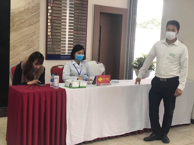 Đón tiếp cổ đông đầu tiên không phải là lãnh đạo doanh nghiệp như mọi năm mà là bộ phận y tế