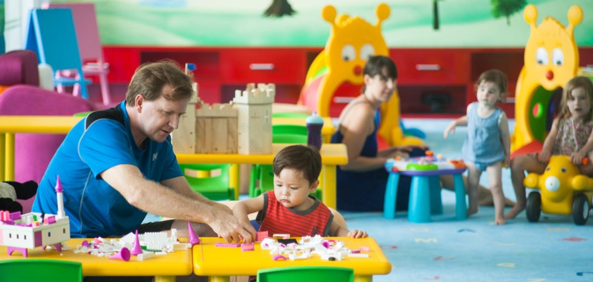 Dịch vụ cho trẻ em Thị trường dành cho trẻ em đang rất rộng mở do đời sống của người dân thành thị và nông thôn đã và đang được nâng cao. Những dịch vụ như giáo dục mầm non, lớp học và sự kiện nghệ thuật, dạy kèm kỹ năng mềm như tennis, bơi lội, bóng đá, gold, piano,..hay các môn văn hóa quan trọng như ngoại ngữ, Toán,..được rất nhiều bậc phụ huynh quan tâm và chú trọng trong việc đầu tư cho con.