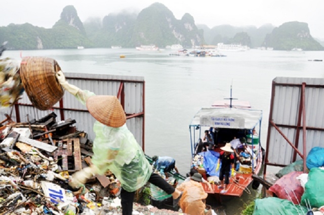 Ngư dân tập kết rác lên bờ để xử lý