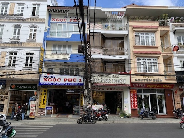 Trong 3 ngày cuối tuần, hầu hết khách sạn đều treo biển còn phòng