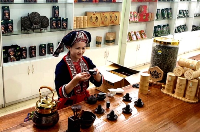 Thành viên HTX Chế biến chè Phìn Hồ giới thiệu cách thưởng thức trà cho khách