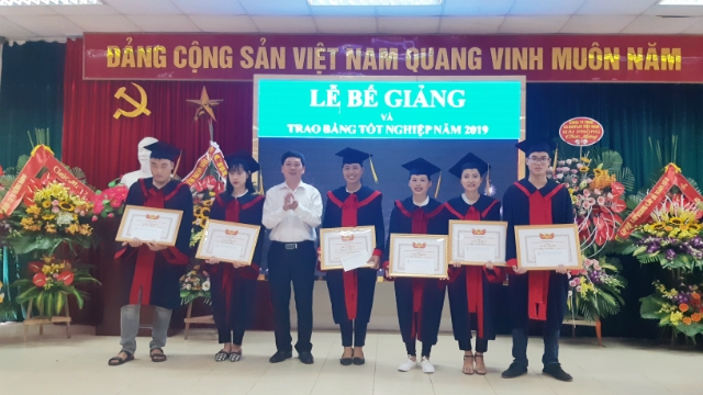Các học viên nhận bằng tốt nghiệp năm 2019