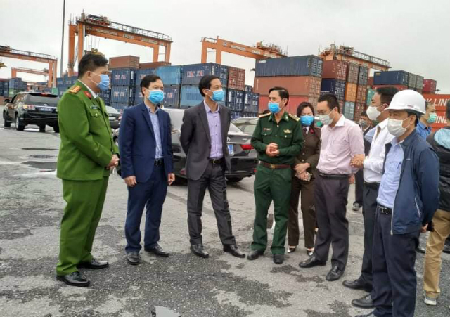 Ngày 16/3, đại diện lãnh đạo thành phố kiểm tra công tác phòng chống dịch tại Cảng Hải Phòng