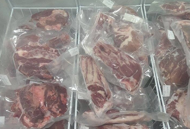 Sản phẩm thịt lợn của HTX được đóng túi hút chân không để bảo đảm an toàn vệ sinh thực phẩm