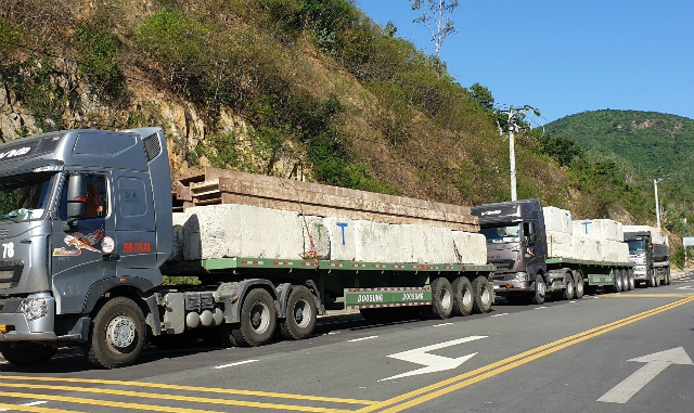 Thời gian gần đây xe quá tải trọng lộng hành công khai tại các địa phương (Ảnh minh họa: Internet)