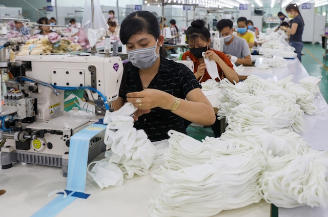 Các doanh nghiệp sản xuất khẩu trang lo ngại không bán được hàng (Ảnh: Internet)