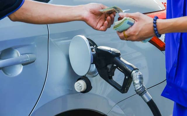 Hiện, giá bán các mặt hàng xăng dầu tiêu dùng phổ biến trên thị trường không cao hơn mức giá: 16.056 đồng/lít xăng E5RON92, 16.812 đồng/lít xăng RON95-III, 13.035 đồng/lít