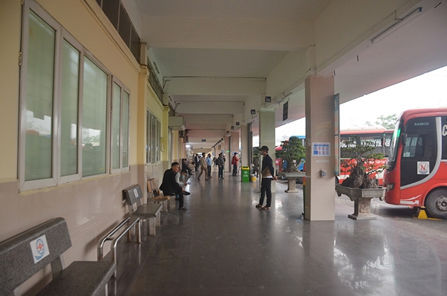 Vắng khách, các nhà xe phải cố gắng chào mời khách để duy trì hoạt động (Ảnh: Internet)