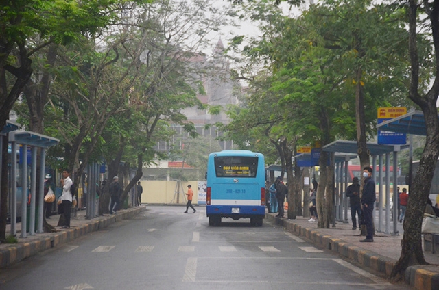 Các điểm đón, trả khách xe buýt cũng vắng vẻ vì dịch Covid-19 (Ảnh: Internet)