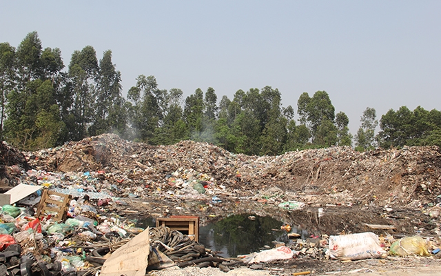 Điểm tập kết rác thải thôn Quan Độ quá tải và ô nhiễm nghiêm trọng