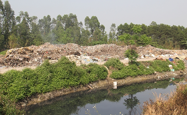 Nước gỉ rác chảy xuống ô nhiễm kênh mương nội đồng tại thôn Quan Độ