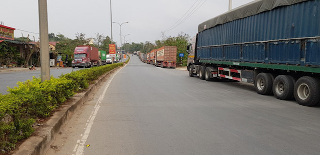 Hàng trăm xe container ùn tắc ở cửa khẩu Lao Bảo