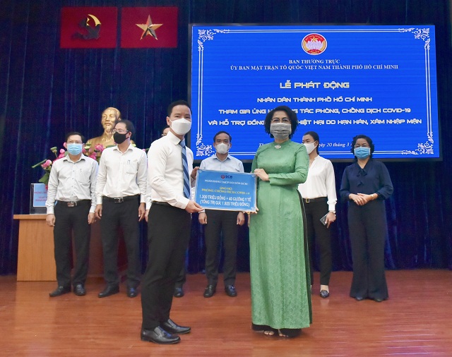 Chủ tịch HĐQT SCB trao 1.3 tỷ cho MTTQ