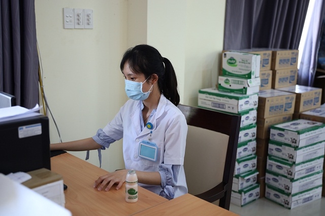 Gần 1.000 cán bộ, nhân viên y tế tuyến đầu chống dịch của TP.HCM sẽ được hỗ trợ bổ sung thêm ít nhất 3 đơn vị sản phẩm dinh dưỡng từ Vinamilk trong mỗi ca trực