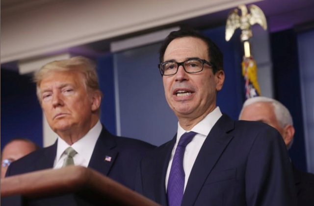 Tổng thống Mỹ Donald Trump và Bộ trưởng Tài chính Steven Mnuchin trong cuộc họp báo tại Nhà Trắng ngày 17/3.( Ảnh: Reuters)