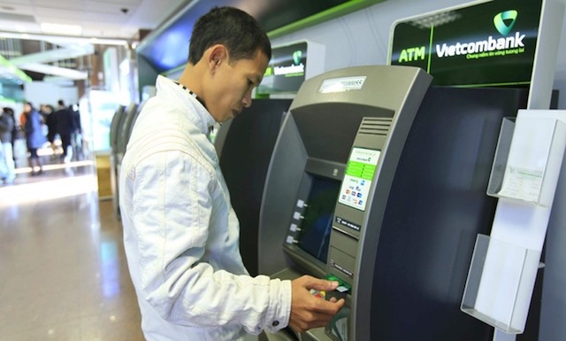 Khách hàng chuyển tiền ủng hộ chống dịch Covid-19 tại ATM của Vietcombank sẽ được ngân hàng thực hiện hoàn trả phí giao dịch ngay trong ngày hoặc chậm nhất vào đầu ngày giao dịch tiếp theo.