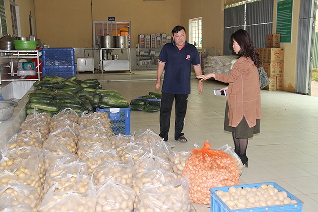 Chủ cửa hàng nông sản ở Thanh Trì đang đóng gói chuẩn bị vận chuyển đến tay người tiêu dùng