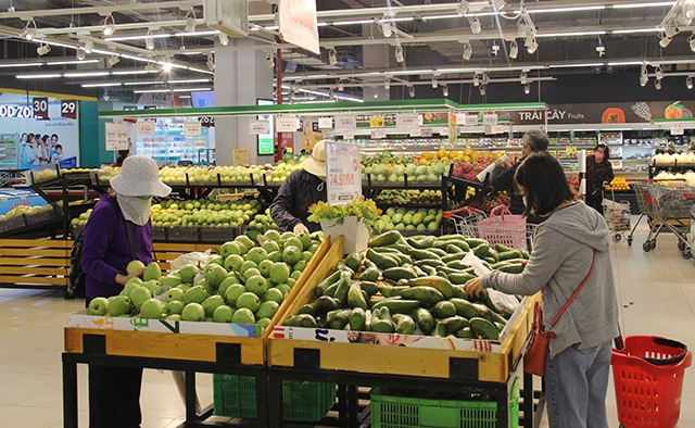 Dù đã chủ động các biện pháp phòng chống dịch nhưng người dân vẫn hạn chế mua sắm trực tiếp