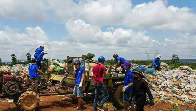 Các thành viên HTX Thanh niên Cư Pơng thực hiện thu gom rác thải