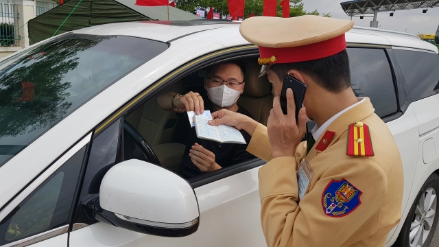 Kiểm tra hộ chiếu