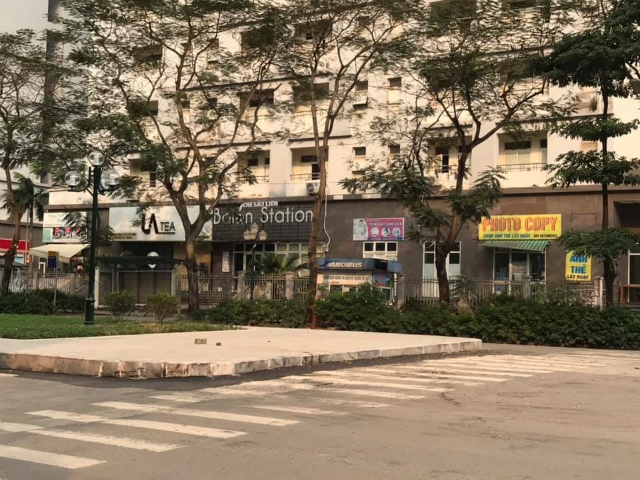 Đường phố vắng lặng và các hàng quán đều đóng cửa tác động bởi dịch Covid-19 (Ảnh: MT)