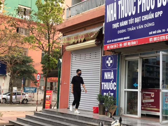 Lác đác mới có hiệu thuốc mở cửa (Ảnh: MT)