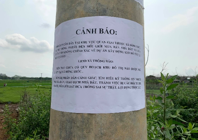 Huyện Thạch Thất đã dán thông báo nhằm cảnh báo cho người dân về tình trạng sốt đất ảo (Ảnh: TK)