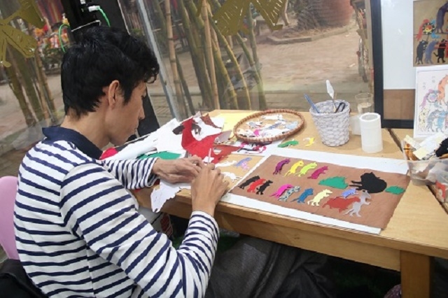 Thành viên HTX Vụn Art tái chế vải vụn thành tranh nghệ thuật