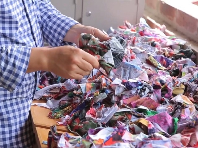 90% nguyên liệu làm tranh ghép vải tại HTX là từ vải vụn
